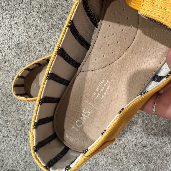 Toms - Picture 3 of 3